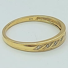 Load image into Gallery viewer, Ladies Yellow Gold 9ct (375,9k) Waved Patterned Bezel Natural Diamond Chips Ring