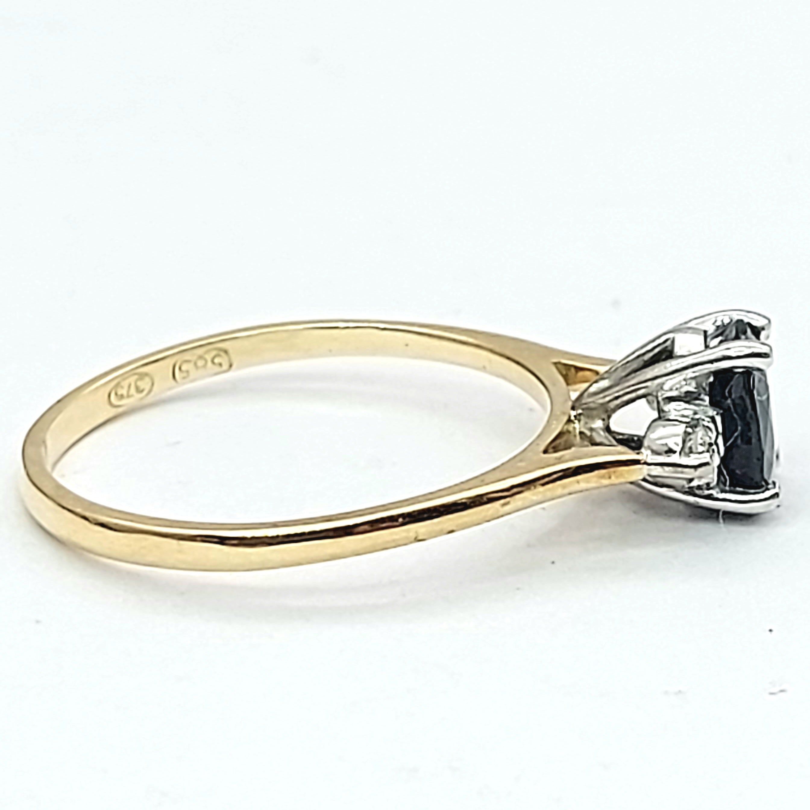 Ladies Two-Tone Gold 9ct (375,9K) Oval Natural Sapphire & Diamond Chips Ring