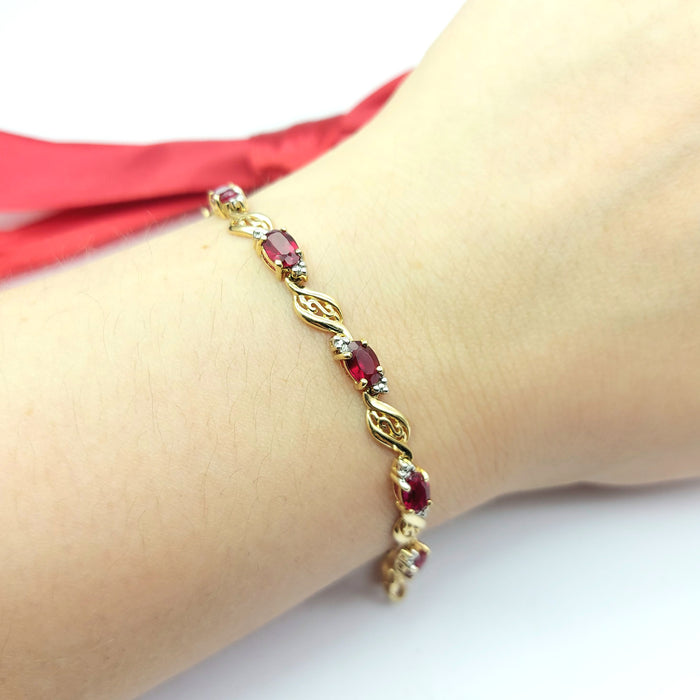 Ladies Yellow Gold 9ct (375,9k) Rare 10 Rubies & Diamonds Dainty Swirl Bracelet