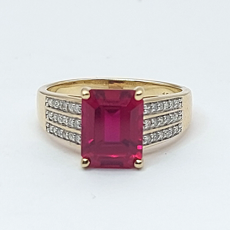 Ladies Ring 9ct (375, 9K) Yellow Gold Created Ruby & Diamond Chip Dress Ring