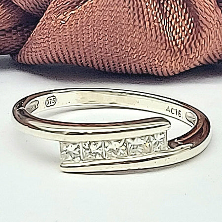 Ladies Ring 9ct (375,9k) White Gold Bypass Princess Cut Diamond Ring 0.26ct