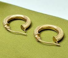 Load image into Gallery viewer, Ladies Real Italian 9ct (375,9k) Yellow Gold Criss-Cross Patterned Hoop