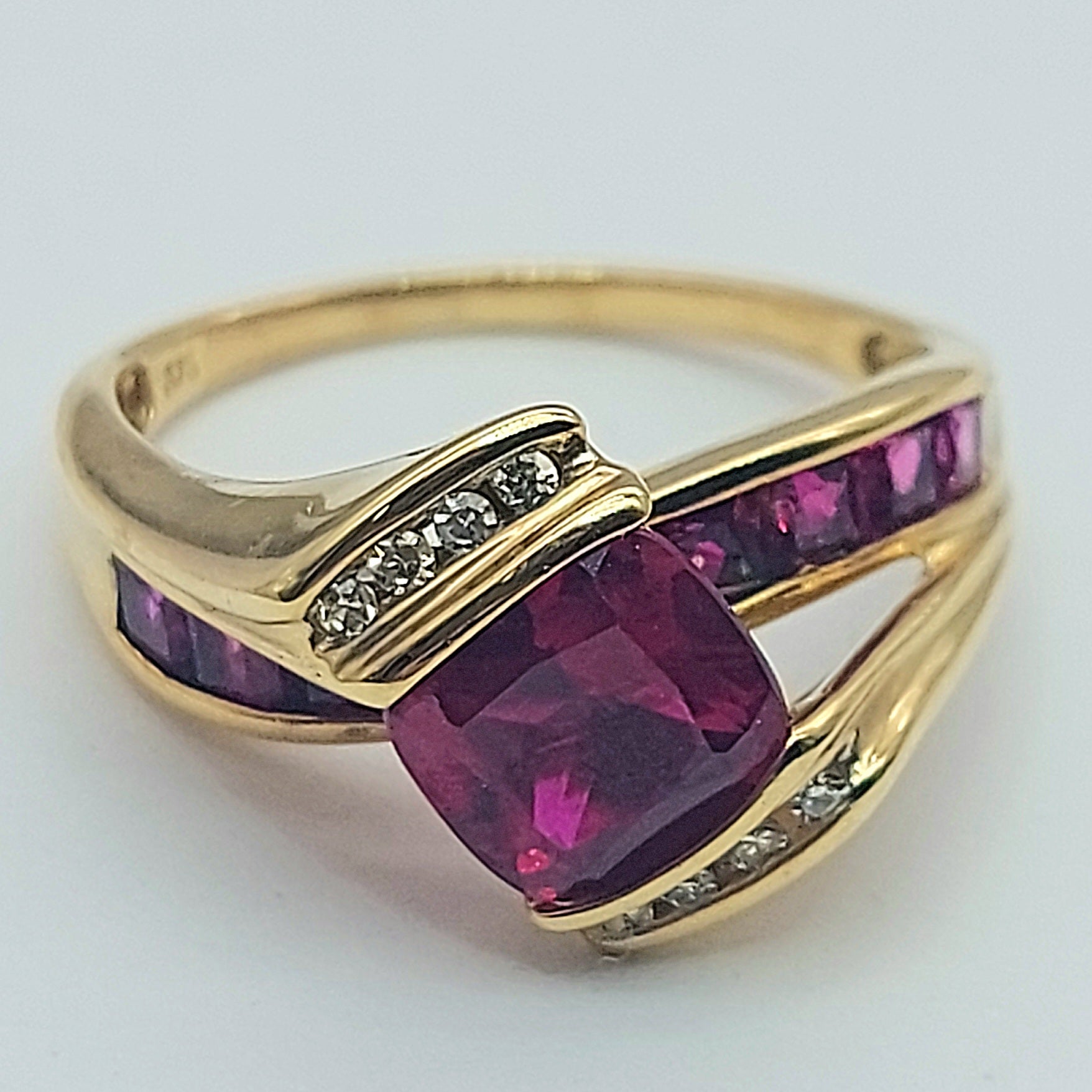 Ladies Yellow Gold 9ct (375,9k) Rare Created Rubies & Natural Diamond Spilt Ring