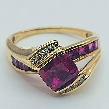 Ladies Yellow Gold 9ct (375,9k) Rare Created Rubies & Natural Diamond Spilt Ring