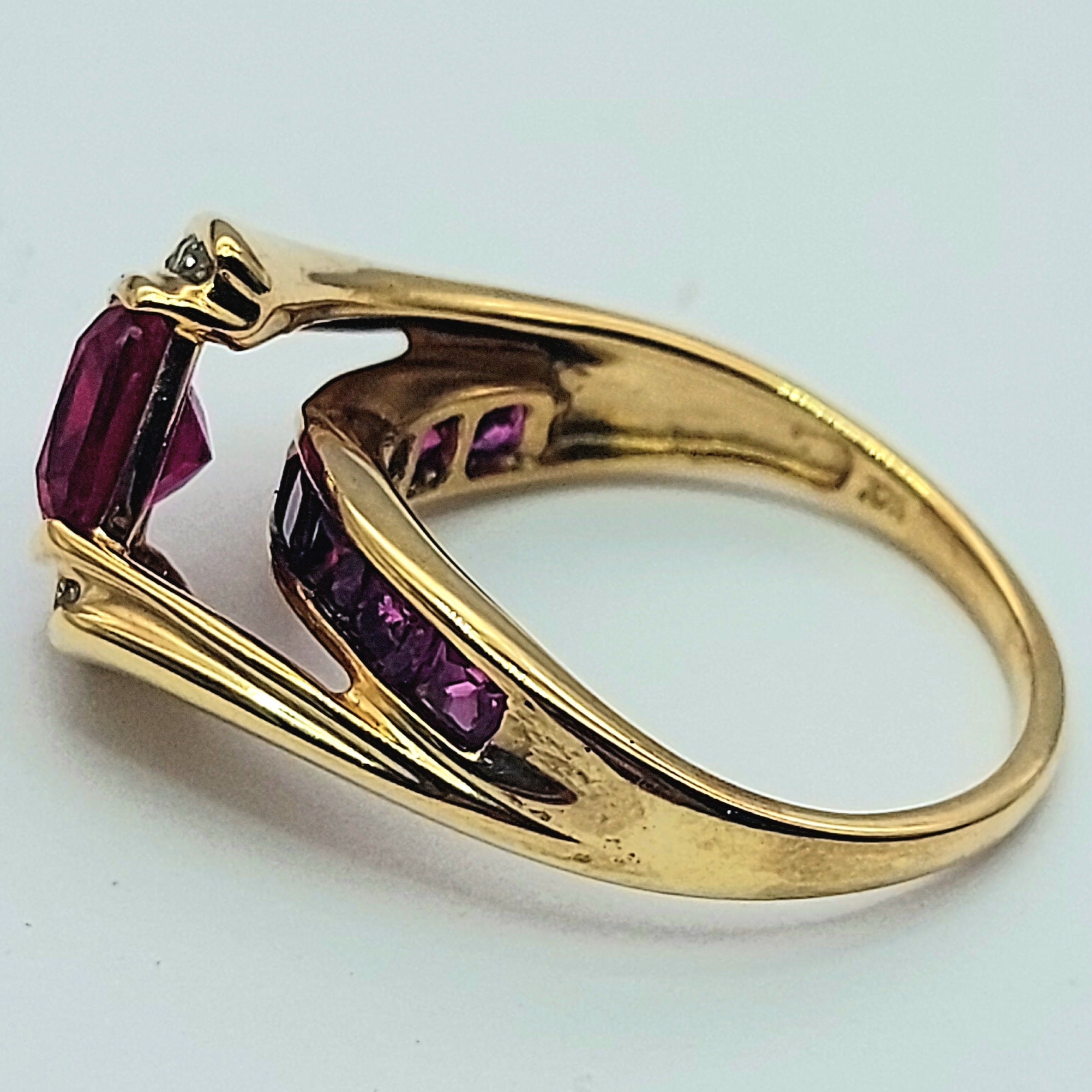 Ladies Yellow Gold 9ct (375,9k) Rare Created Rubies & Natural Diamond Spilt Ring