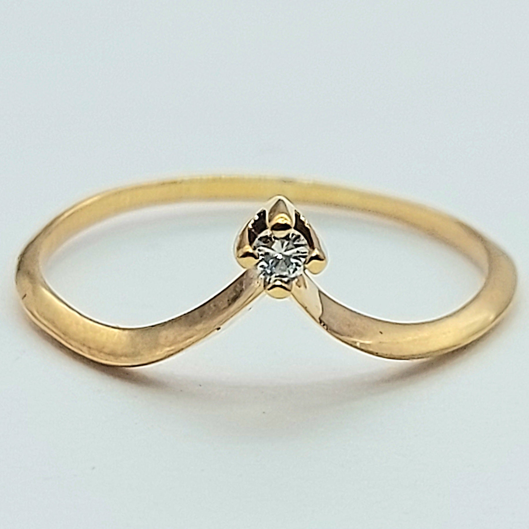 Ladies Yellow Gold 9ct(375,9k) Rare Tapered Risen Solitaire Natural Diamond Ring