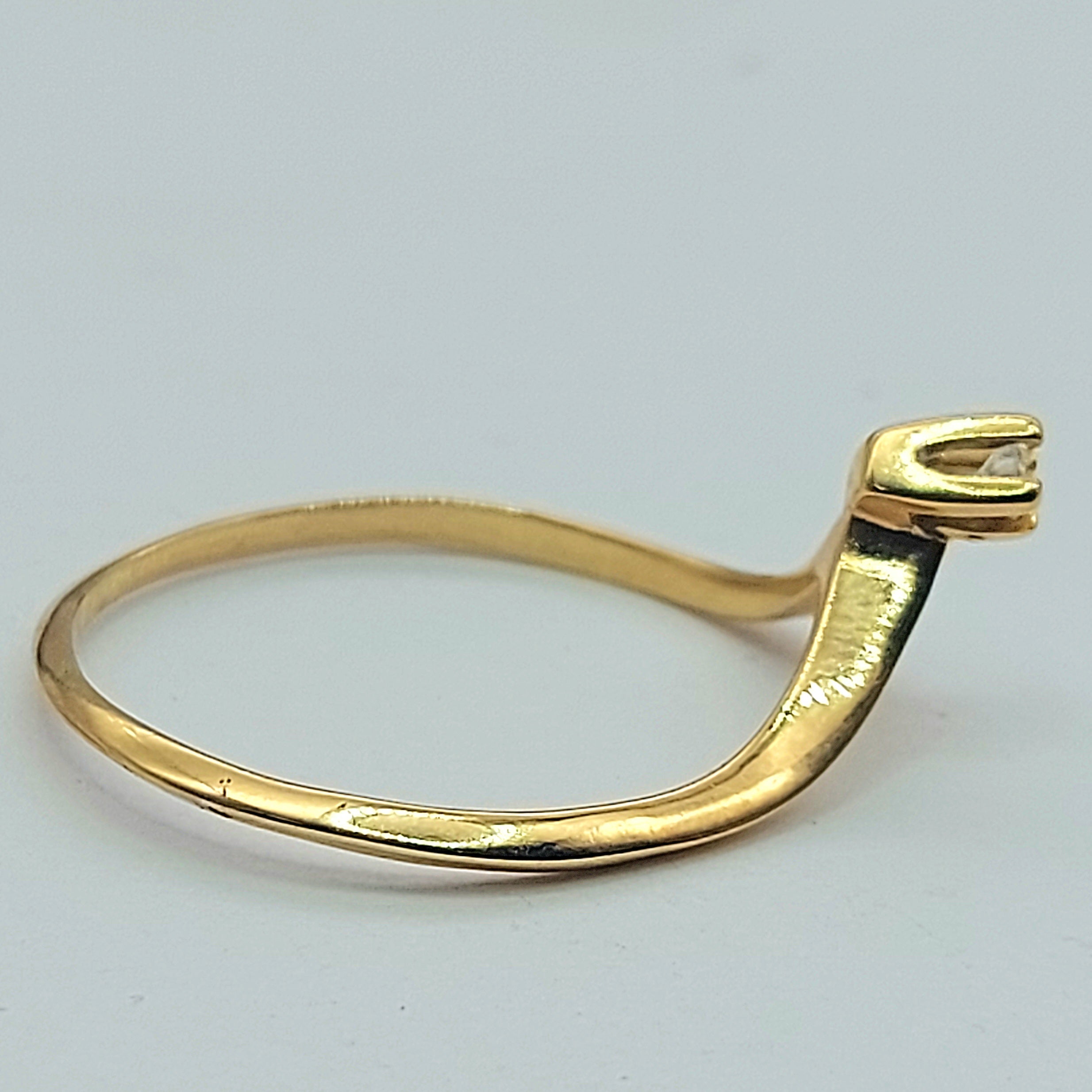Ladies Yellow Gold 9ct(375,9k) Rare Tapered Risen Solitaire Natural Diamond Ring
