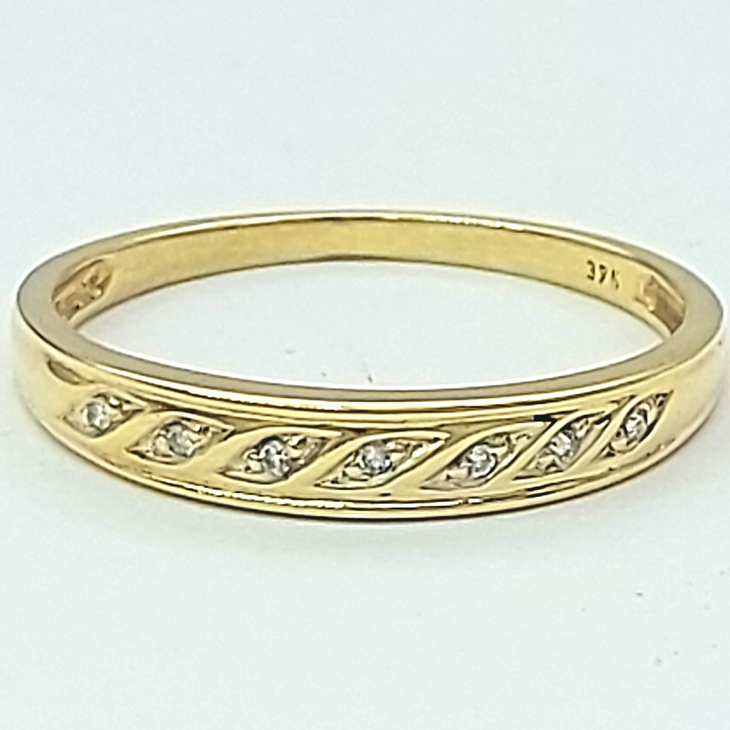 Ladies Yellow Gold 9ct (375,9k) Waved Patterned Bezel Natural Diamond Chips Ring
