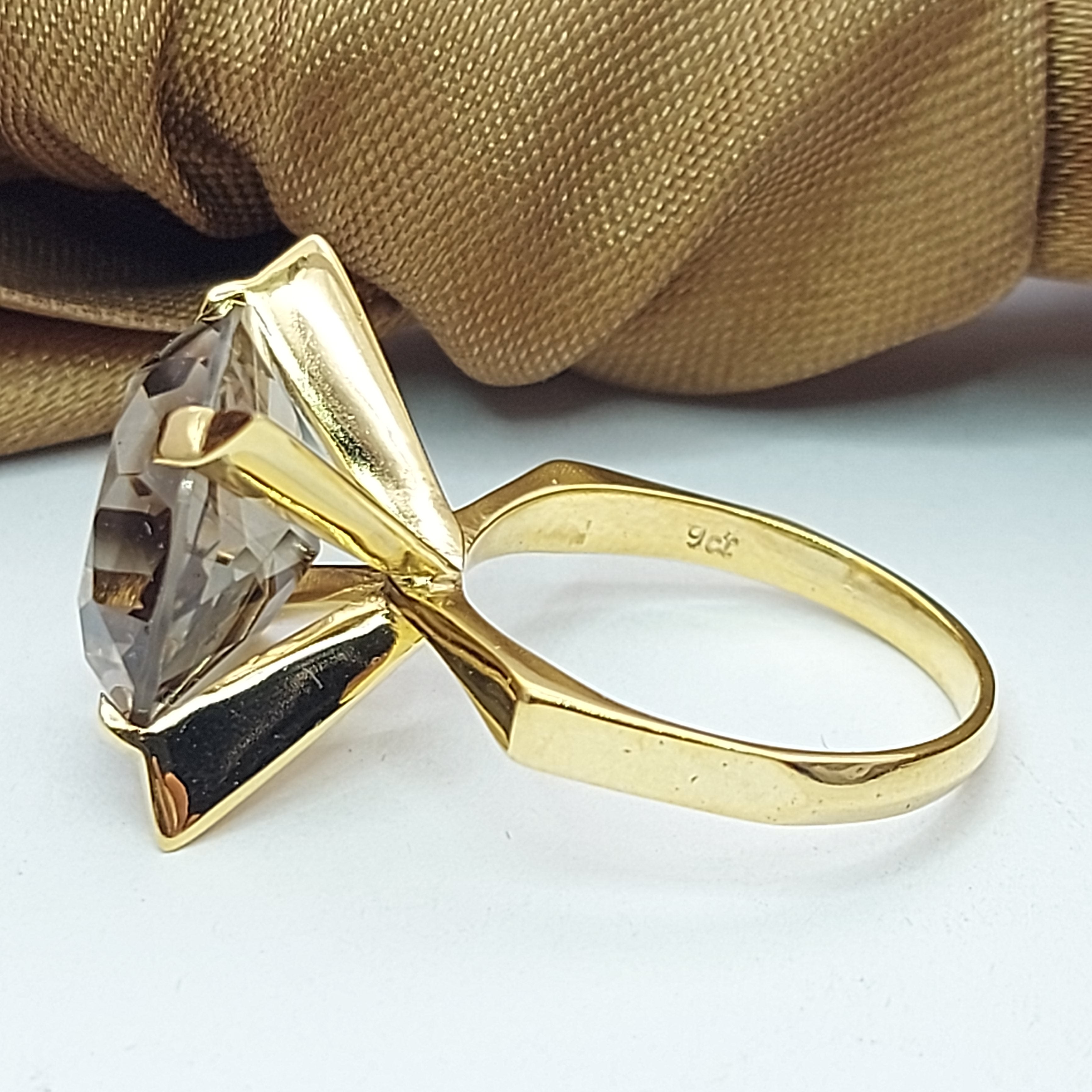 Ladies Yellow Gold 9ct (375,9k) Large Smoky Quartz with Four Claw Prong Ring