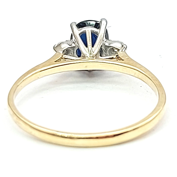 Ladies Two-Tone Gold 9ct (375,9K) Oval Natural Sapphire & Diamond Chips Ring