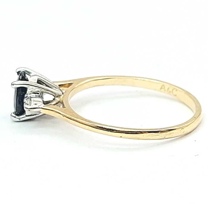Ladies Two-Tone Gold 9ct (375,9K) Oval Natural Sapphire & Diamond Chips Ring