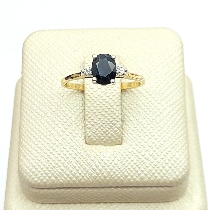 Ladies Two-Tone Gold 9ct (375,9K) Oval Natural Sapphire & Diamond Chips Ring