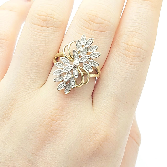 Ladies Yellow Gold 9ct (375,9K) Unique Floral Formation Cluster Diamonds Ring