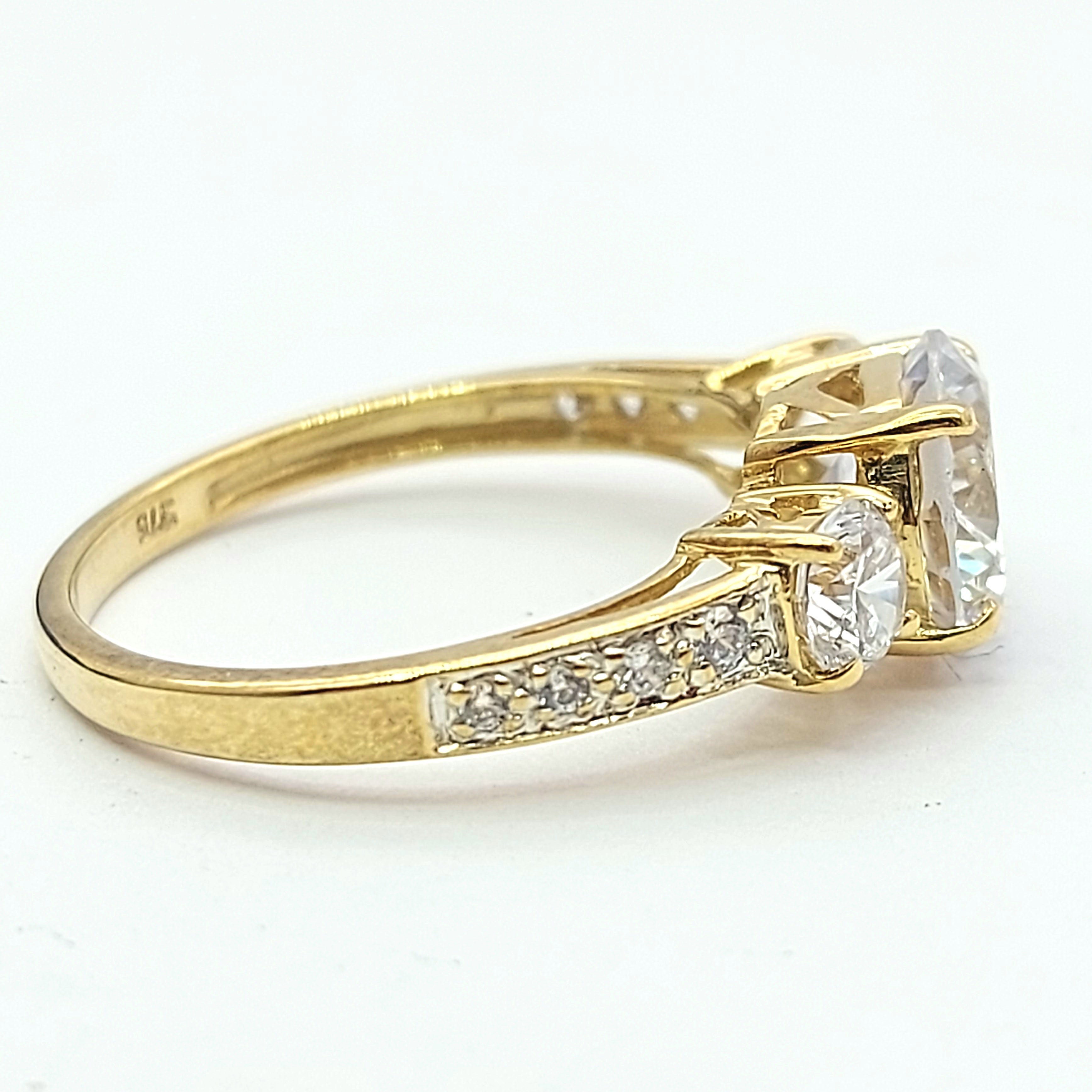 Ladies Yellow Gold 9ct (375, 9k) 3 Stone Diamantes Engagement Ring