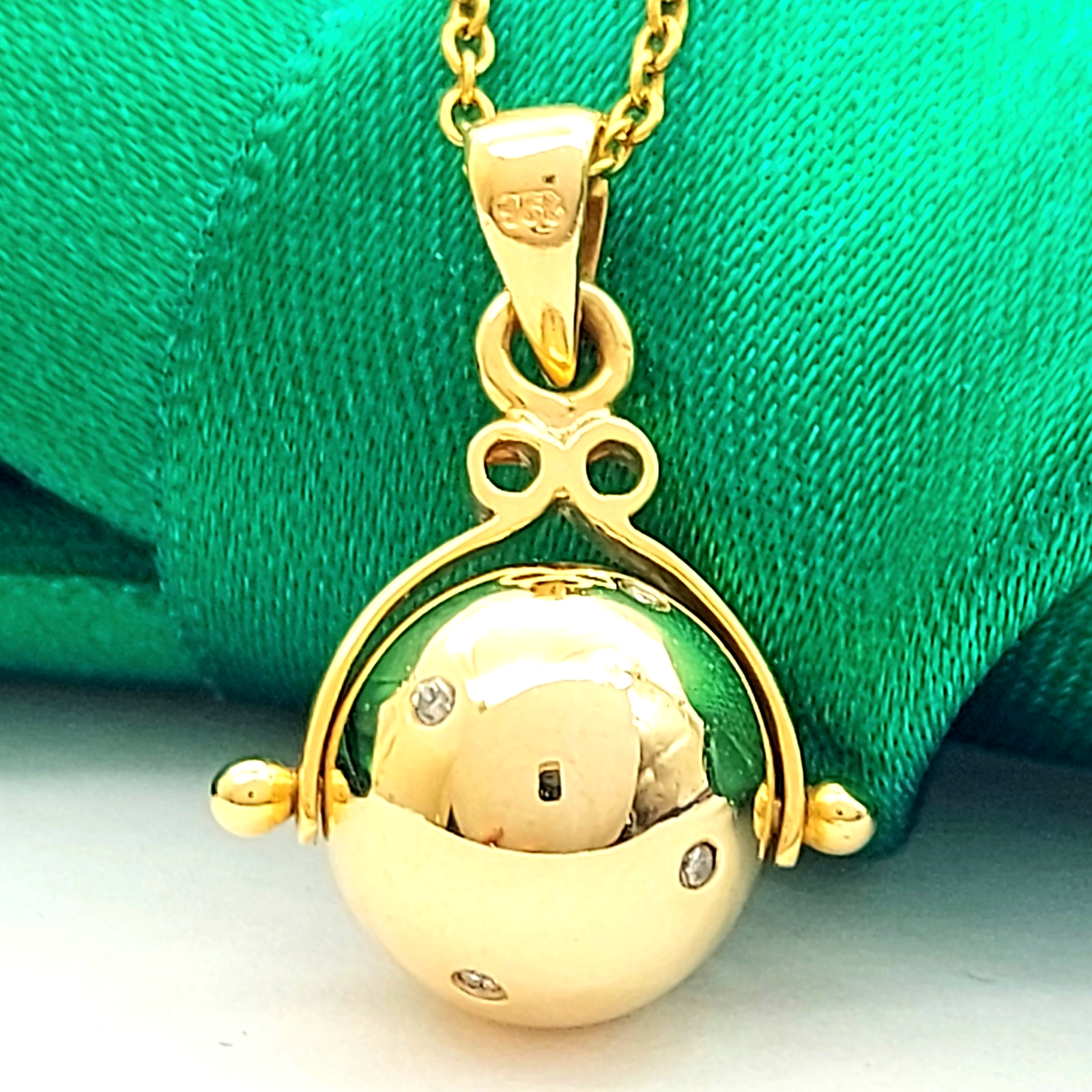 Ladies Yellow Gold 9ct (375,9K) Natural Diamonds Pave Swivel Ball Pendant
