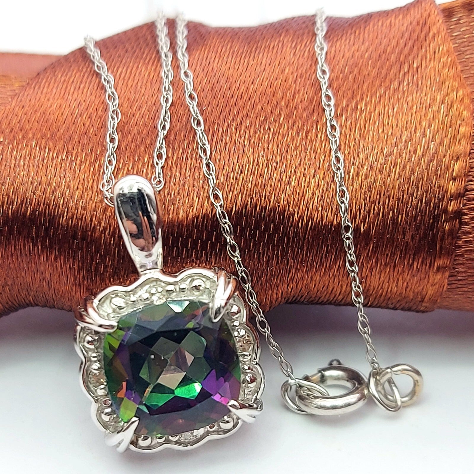 Ladies White Gold 9ct (375,9K) Rare Mystic Topaz & Diamond Chip Necklace