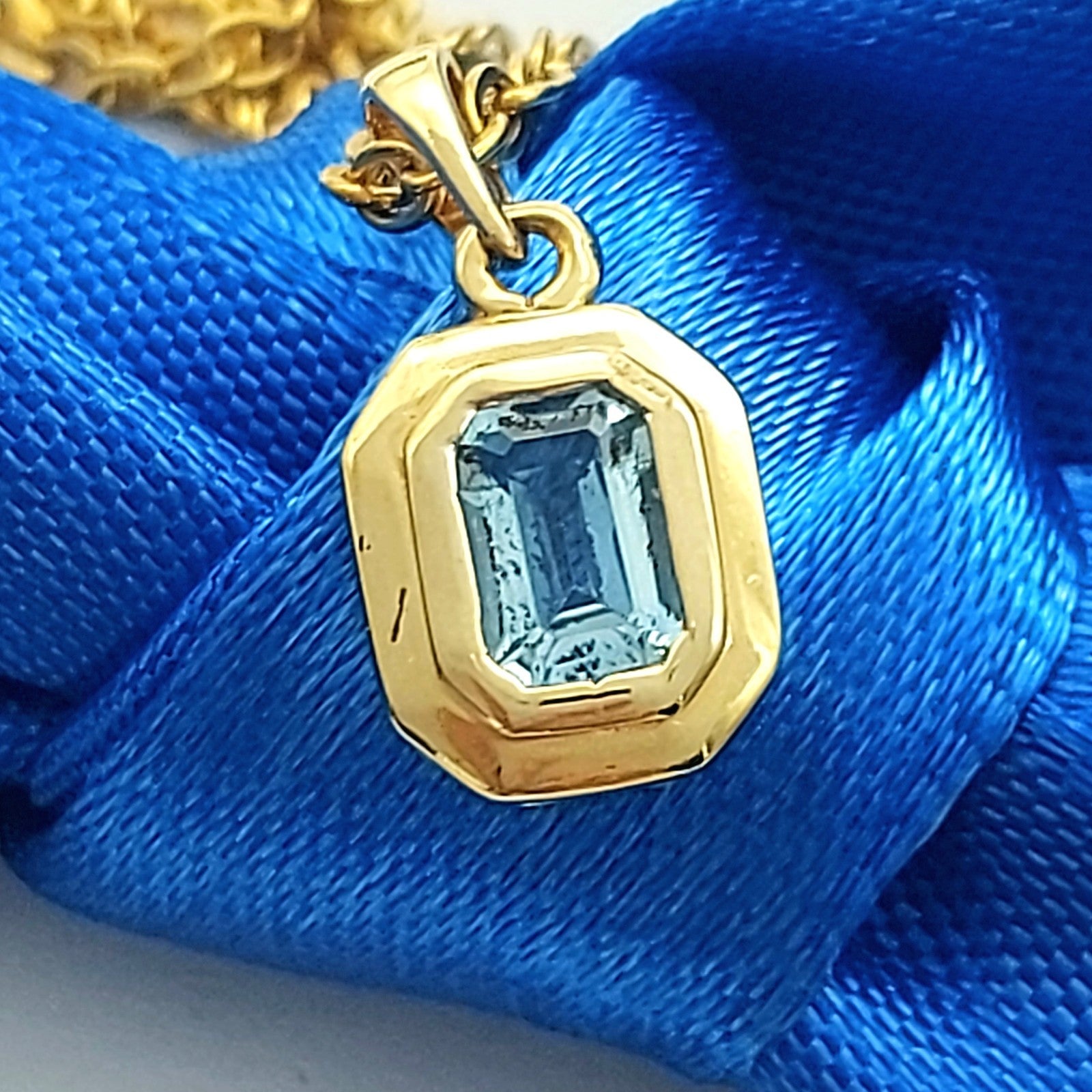 Ladies Yellow Gold 9ct (375, 9K) Solitaire Rectangle Natural Aquamarine Pendant