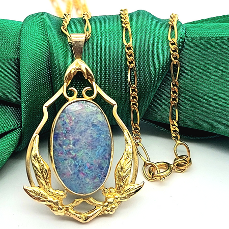 Ladies Yellow Gold 9ct (375, 9K) Natural Oval Opal Leaf Framed Pendant Necklace