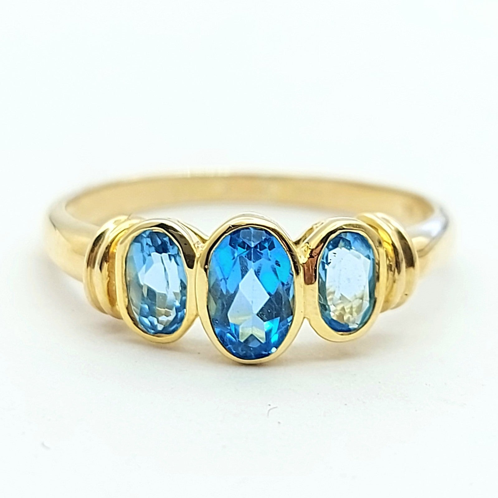 Ladies Yellow Gold 9ct (375,9k) Trilogy Blue Oval Topaz Ring