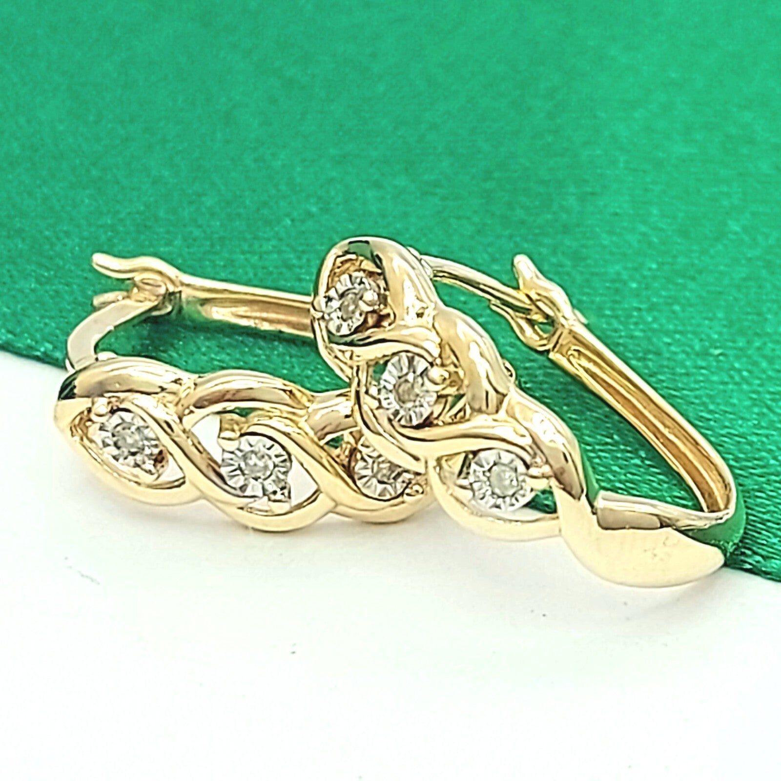 Ladies Earrings Yellow Gold 9ct (375,9K) Triple Swirl Natural Diamond Huggies