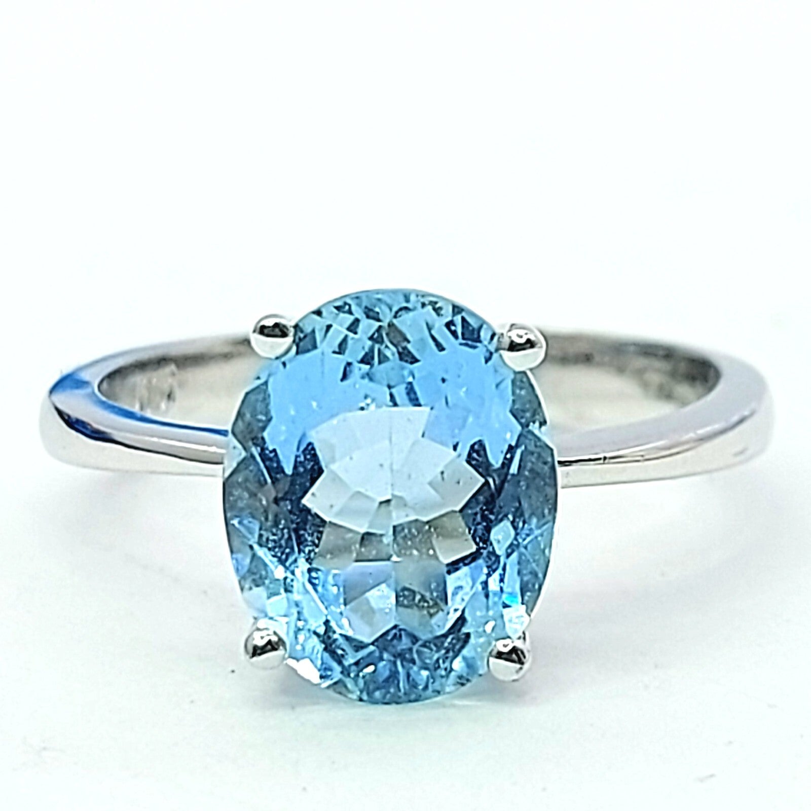 Ladies White Gold 9ct (375,9K) High Quality Oval Created Aquamarine Ring
