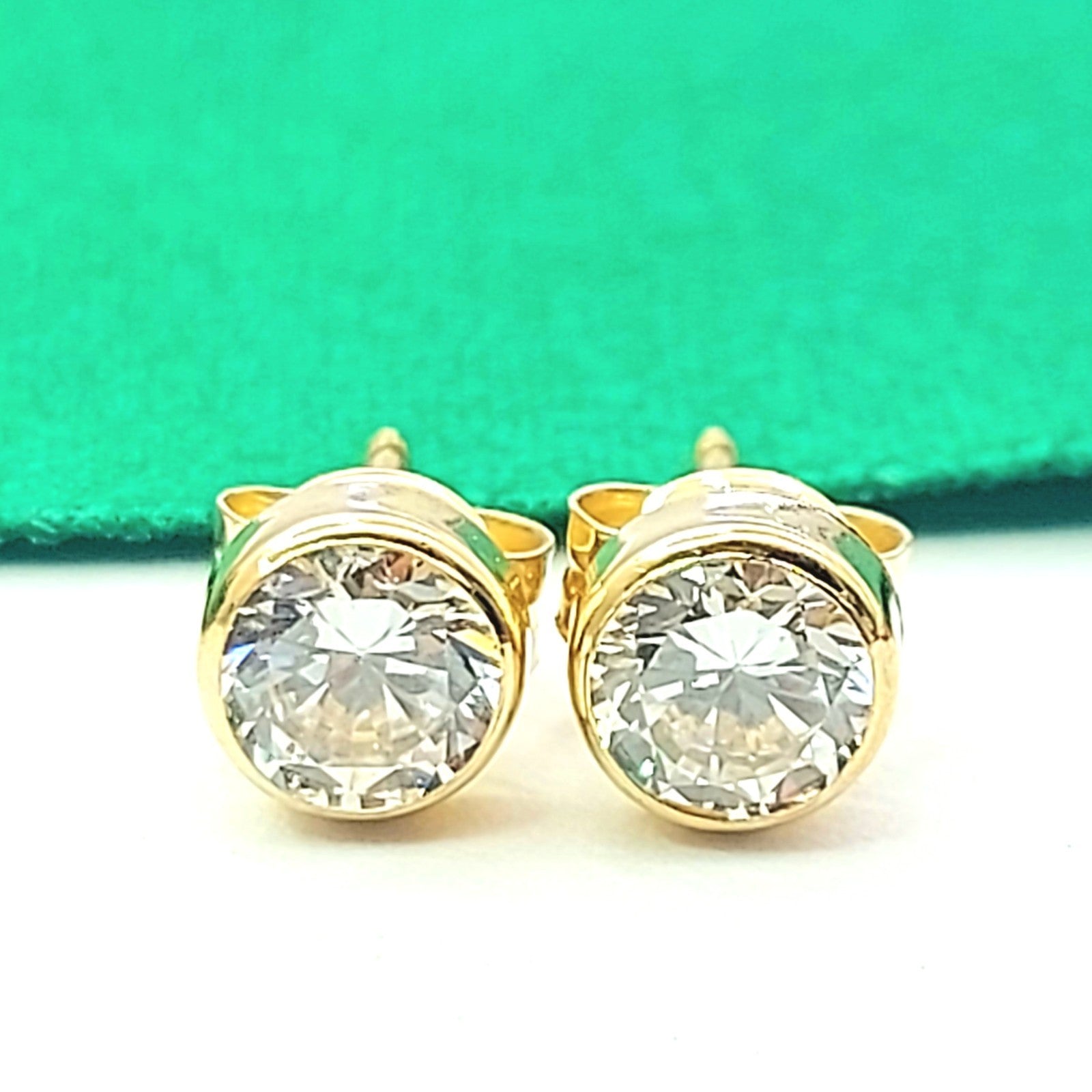 Ladies Yellow Gold 9ct (375, 9k) Solitaire Diamantes Round Bezel Stud Earrings