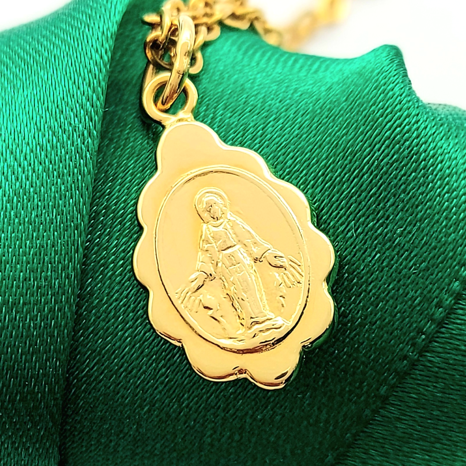 Virgin Mary Yellow Gold 18ct (750, 18K) Patterned Oval High Quality Charm