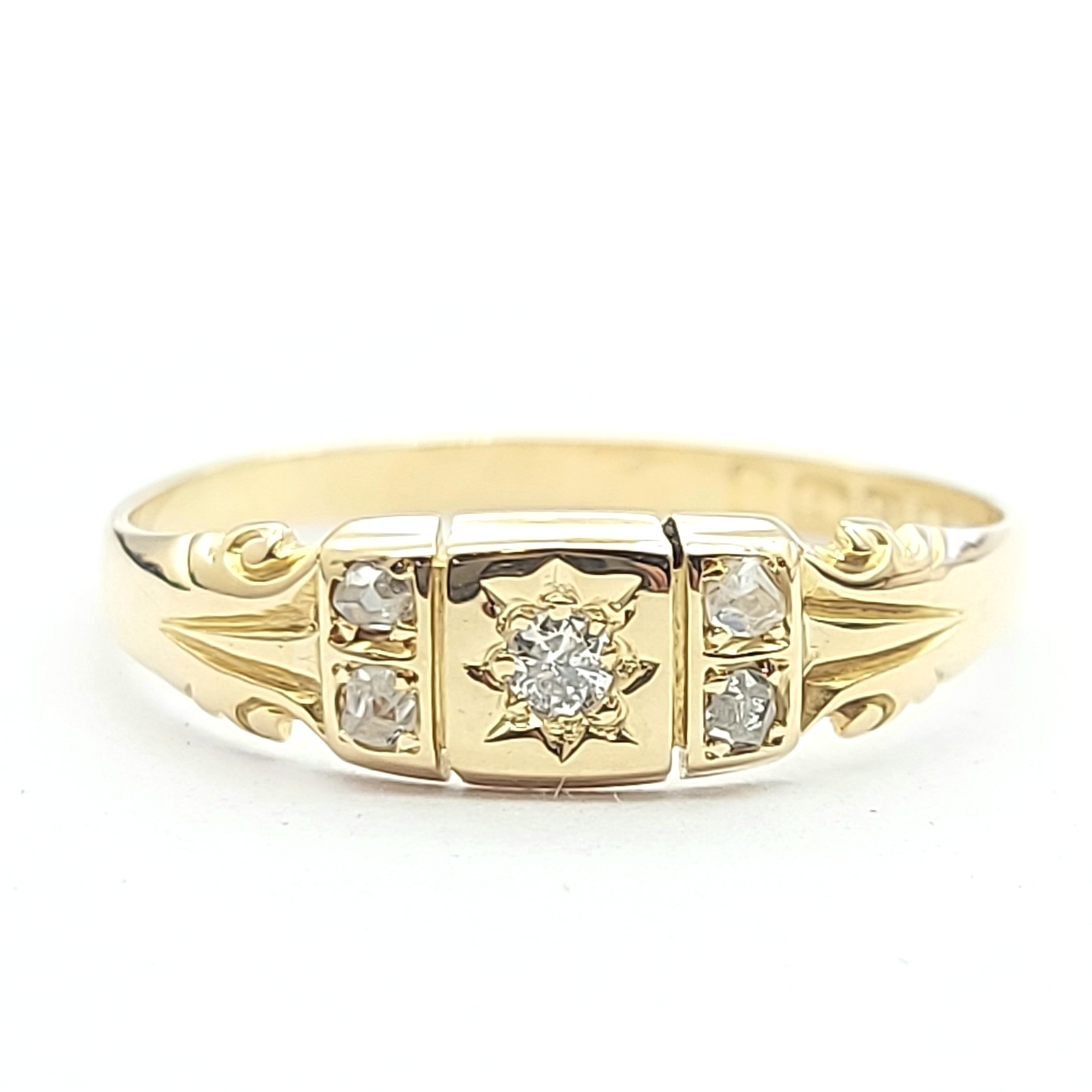 Antique White Sapphire Yellow Gold 18ct(750,18K) High Quality Cushion Style Ring