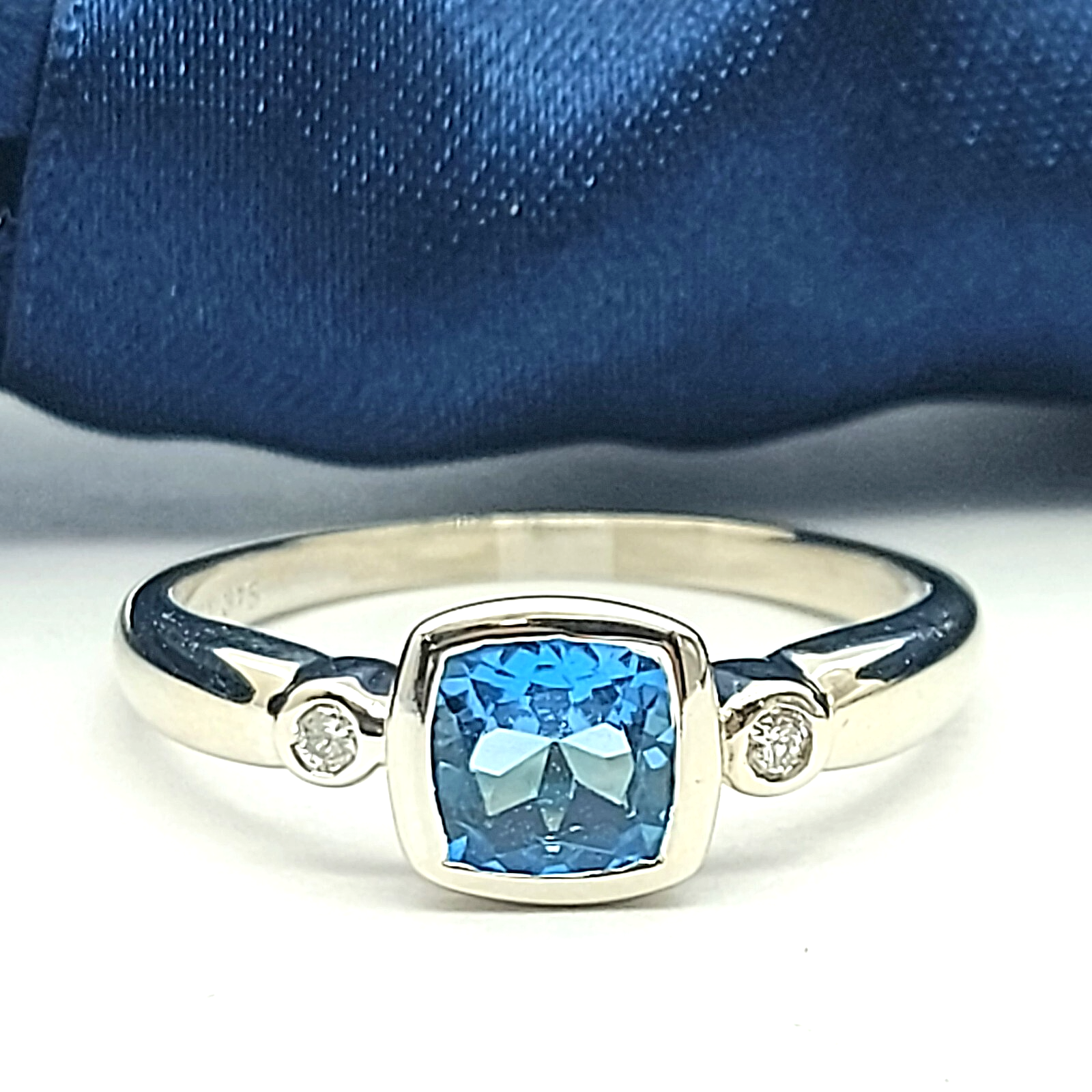 Ladies White Gold 9ct (375,9K) MHJ Princess Cut Topaz & Natural Diamonds Ring