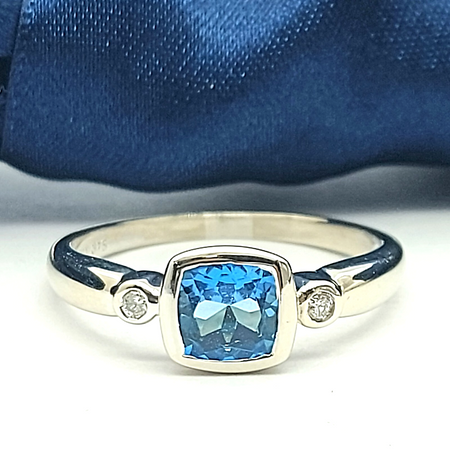 Ladies White Gold 9ct (375,9K) MHJ Princess Cut Topaz & Natural Diamonds Ring
