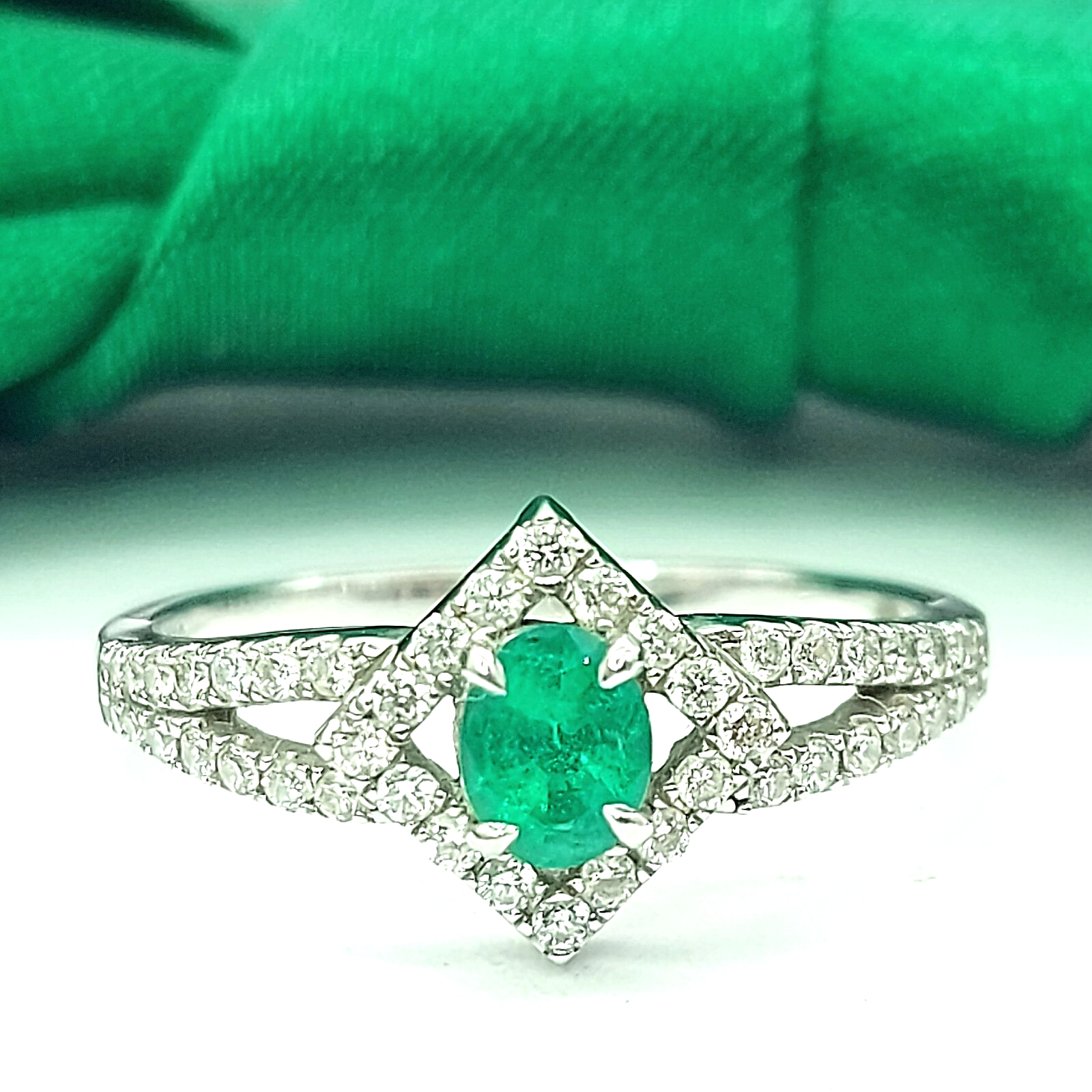 Ladies White Gold 18ct (750, 18k) Oval Natural Emerald And Diamonds Dress Ring