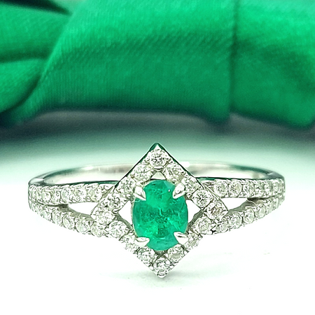 Ladies White Gold 18ct (750, 18k) Oval Natural Emerald And Diamonds Dress Ring