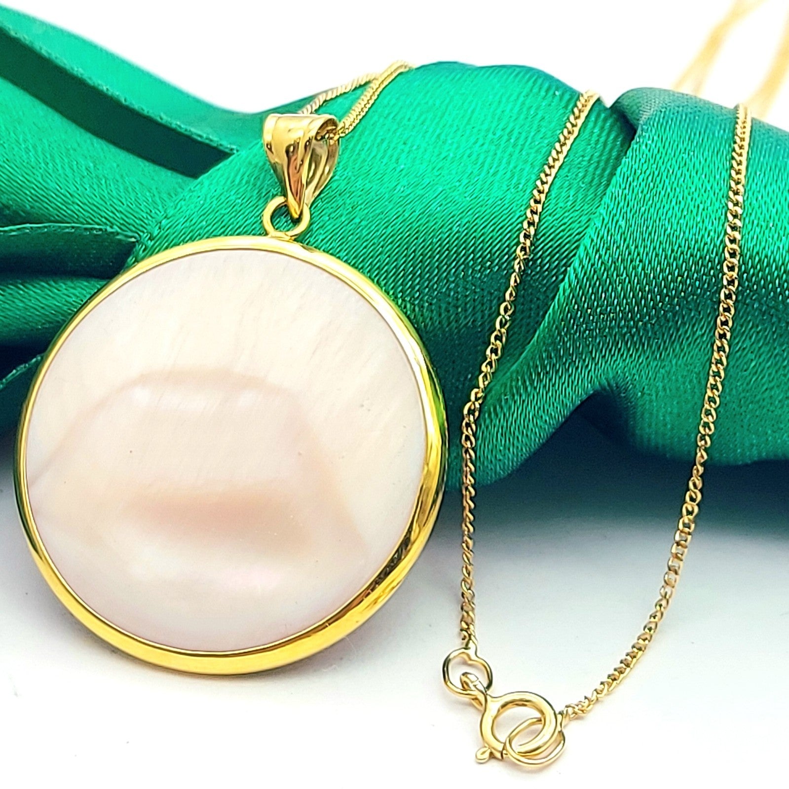 Ladies Yellow Gold 9ct (375, 9K) Antique Round Mother of Pearl Pendant Necklace