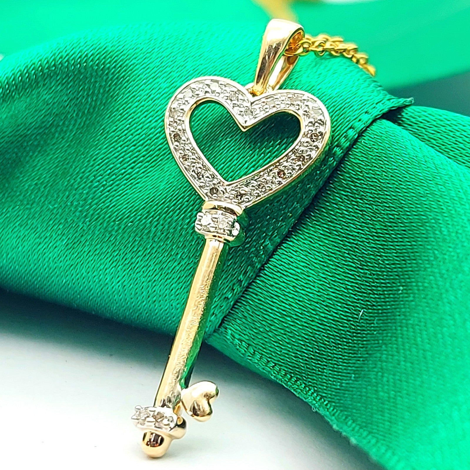 Ladies Yellow Gold 9ct (375,9k) High Quality Natural Diamonds Heart Key Pendant