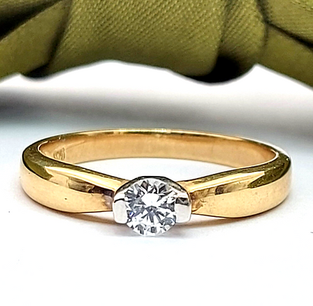 Ladies Yellow Gold 9ct (375, 9K) Diamante Solitaire Tapered Engagement Ring
