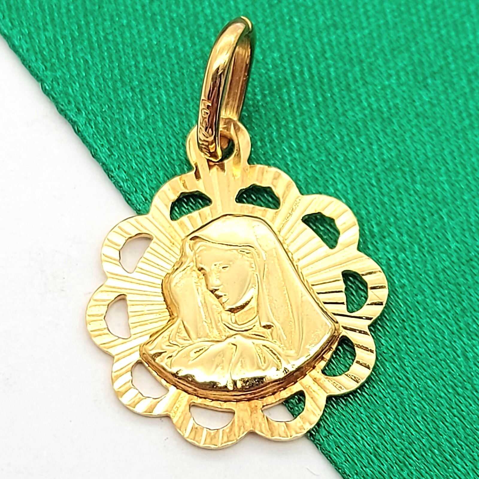 Virgin Mary Yellow Gold 18ct (750,18K) Round Starburst Pattern Halo Design Charm