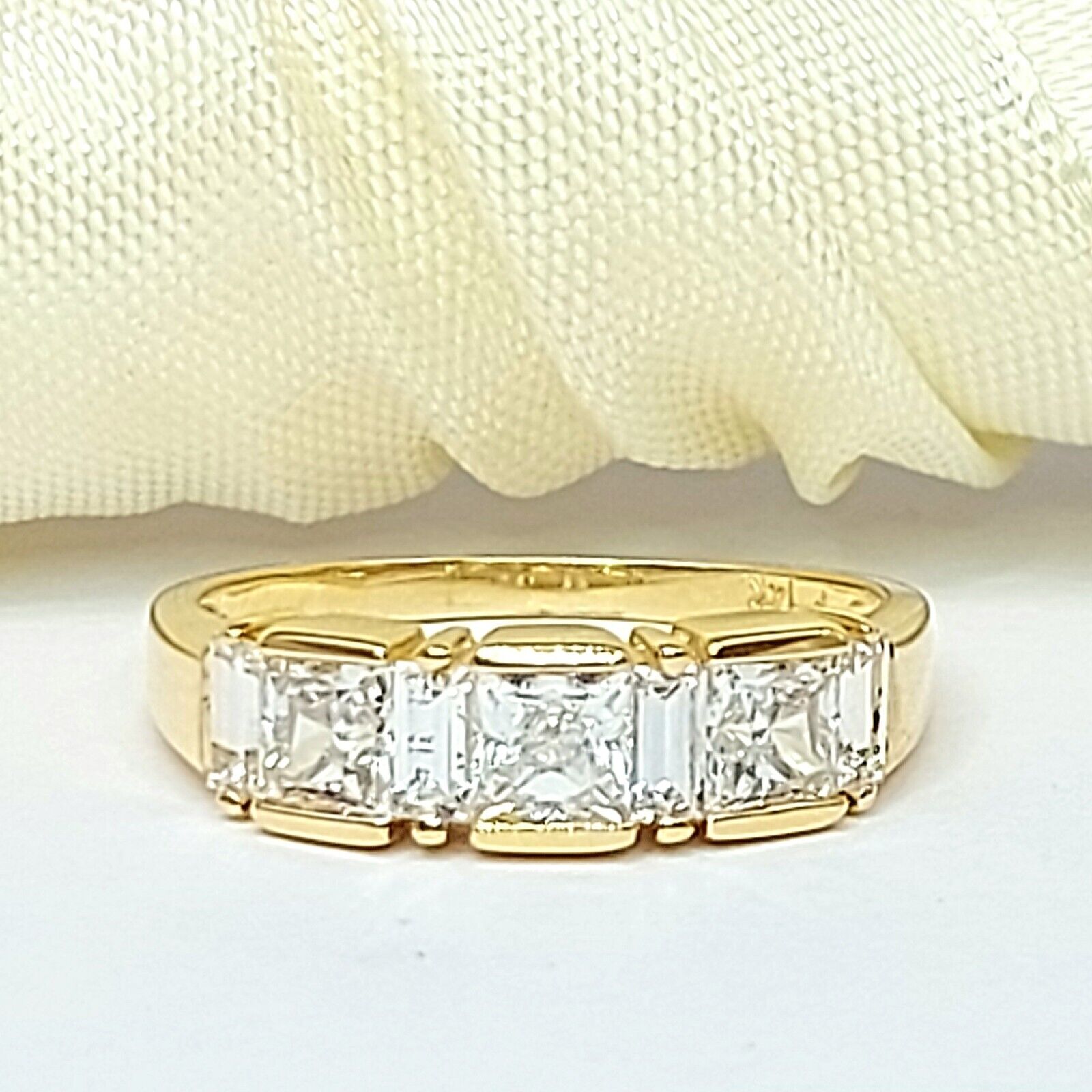 Ladies Yellow Gold 14ct (585,14K) High Quality Solid Diamantes Princess Cut