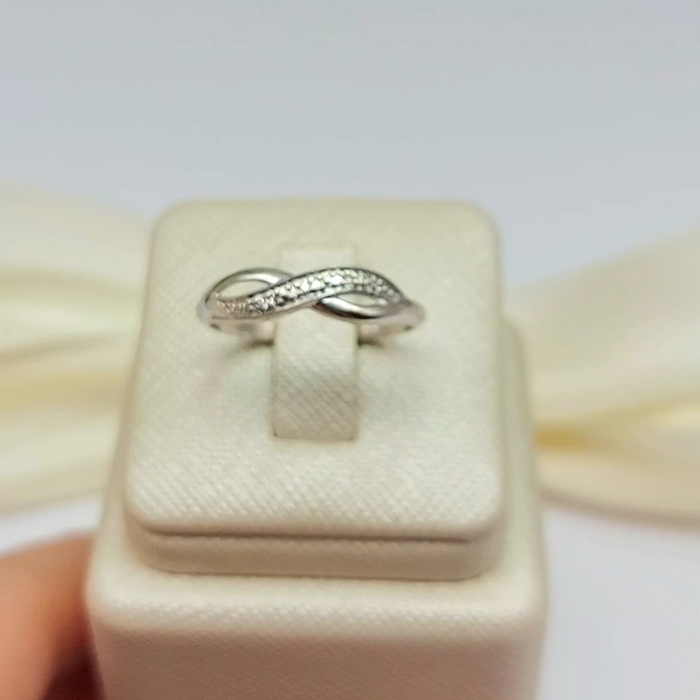 Ladies White Gold 9ct (375,9k) Unique Infinity Style Natural Diamond Chips Ring