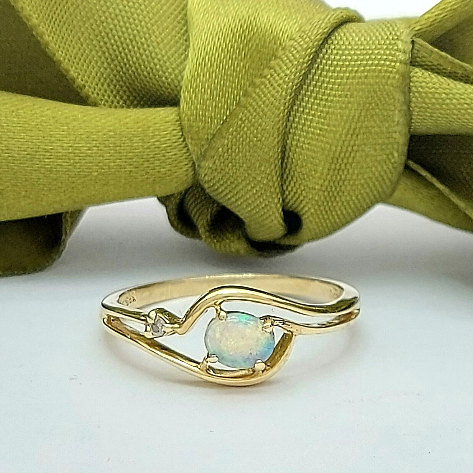 Ladies Ring 14ct (585, 14K) Yellow Gold Natural Opal and Diamond Chip Dress Ring