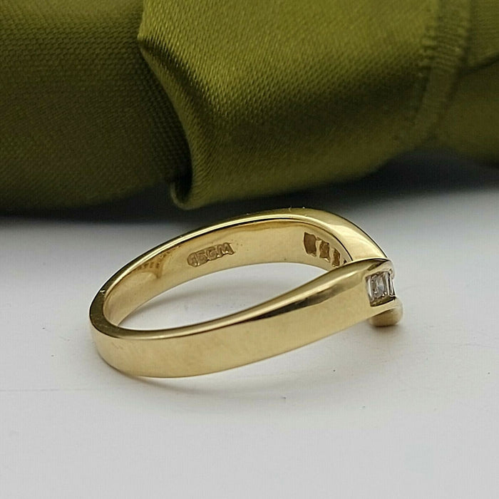 Ladies Ring 9ct (375, 9K) Yellow Gold V Shape Curve Diamond (35pts) Ring