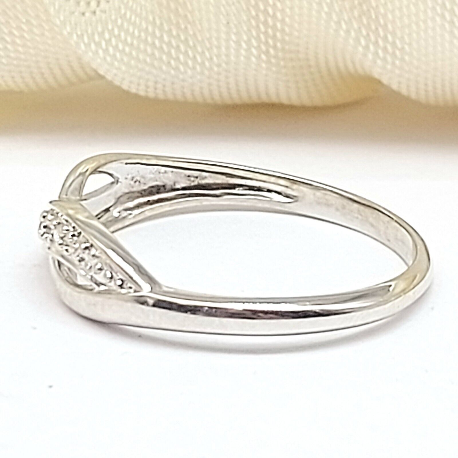 Ladies White Gold 9ct (375,9k) Unique Infinity Style Natural Diamond Chips Ring