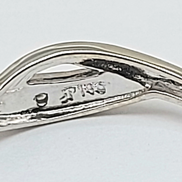 Ladies White Gold 9ct (375,9k) Unique Infinity Style Natural Diamond Chips Ring