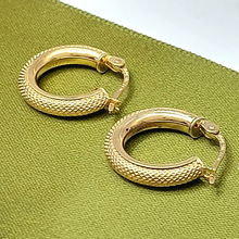 Load image into Gallery viewer, Ladies Real Italian 9ct (375,9k) Yellow Gold Criss-Cross Patterned Hoop
