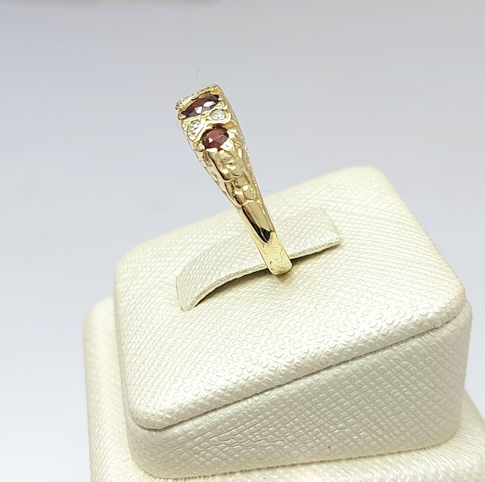 Ladies Yellow Gold 9ct (375,9k) Natural Garnets & Diamonds Vintage Dress Ring