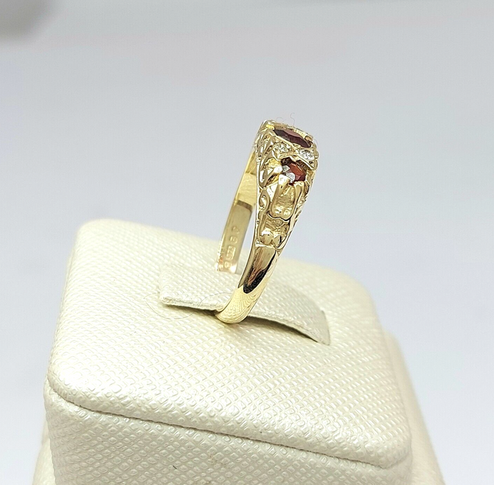 Ladies Yellow Gold 9ct (375,9k) Natural Garnets & Diamonds Vintage Dress Ring