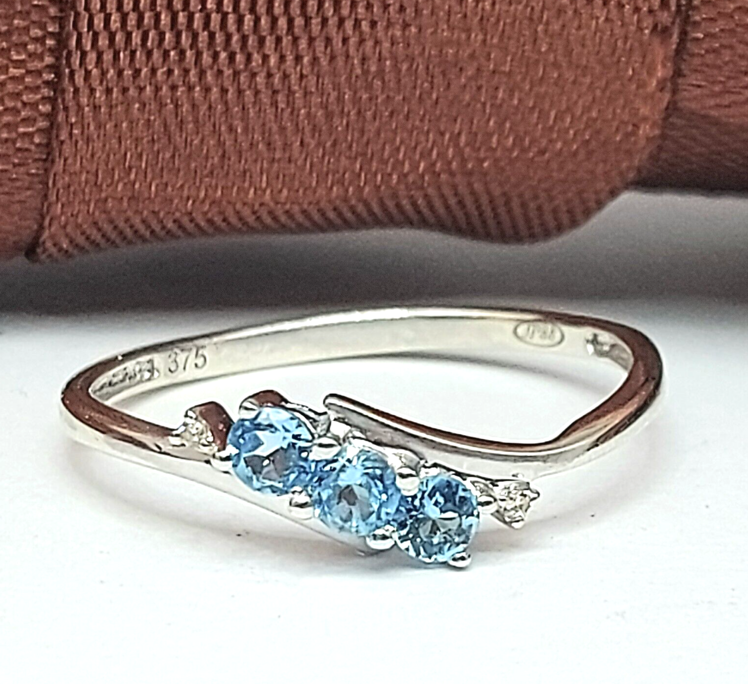 Ladies White Gold 9ct (375,9k) Unique 3-Stone Topaz & Natural Diamond Chip Ring