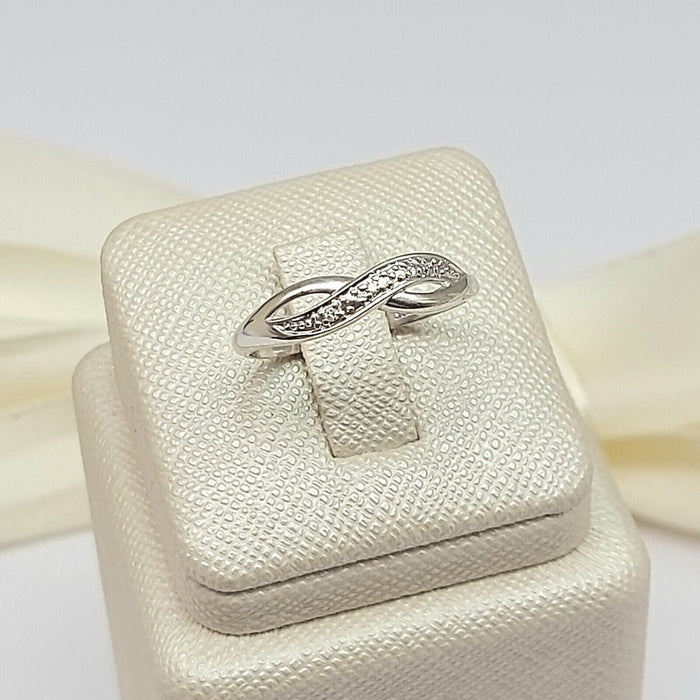 Ladies White Gold 9ct (375,9k) Unique Infinity Style Natural Diamond Chips Ring