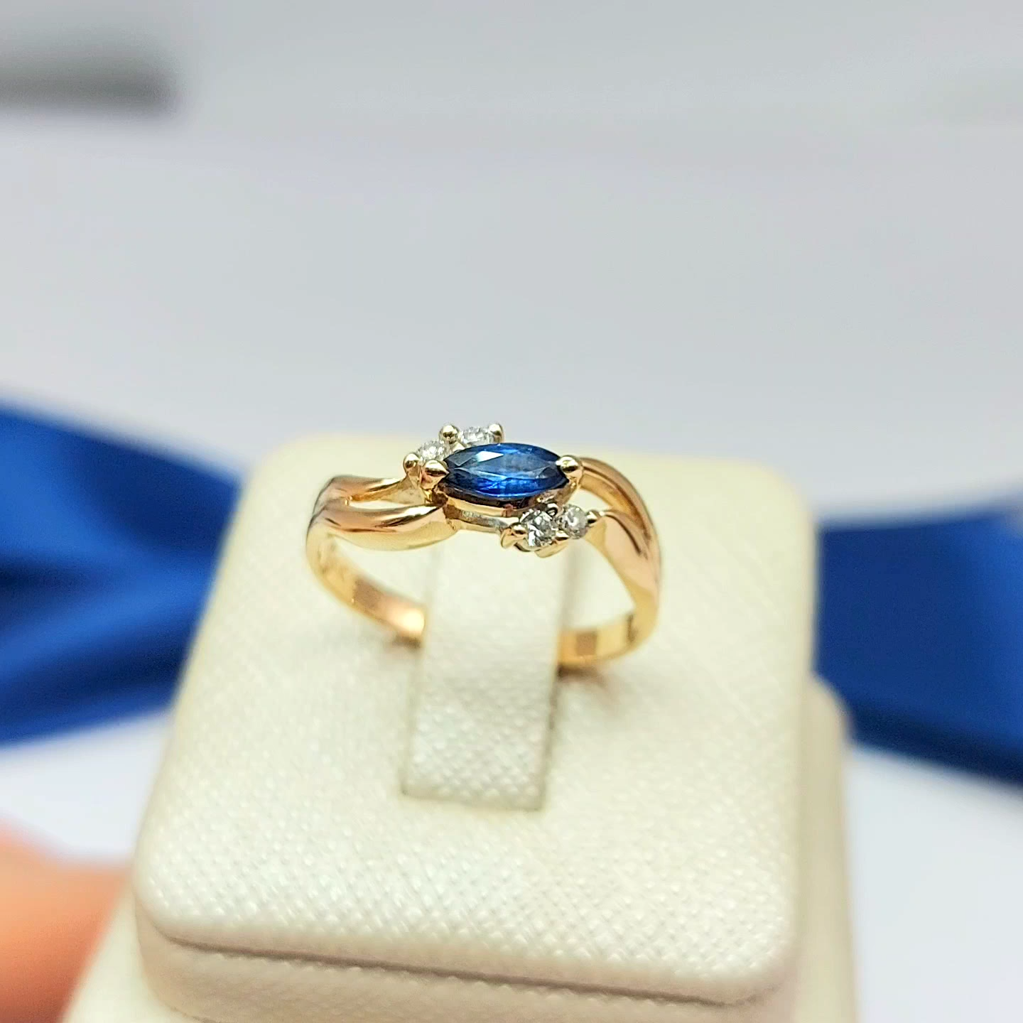 Ladies Yellow Gold 14ct (585,14k) Natural Sapphire & Diamonds (12pts) Dress Ring