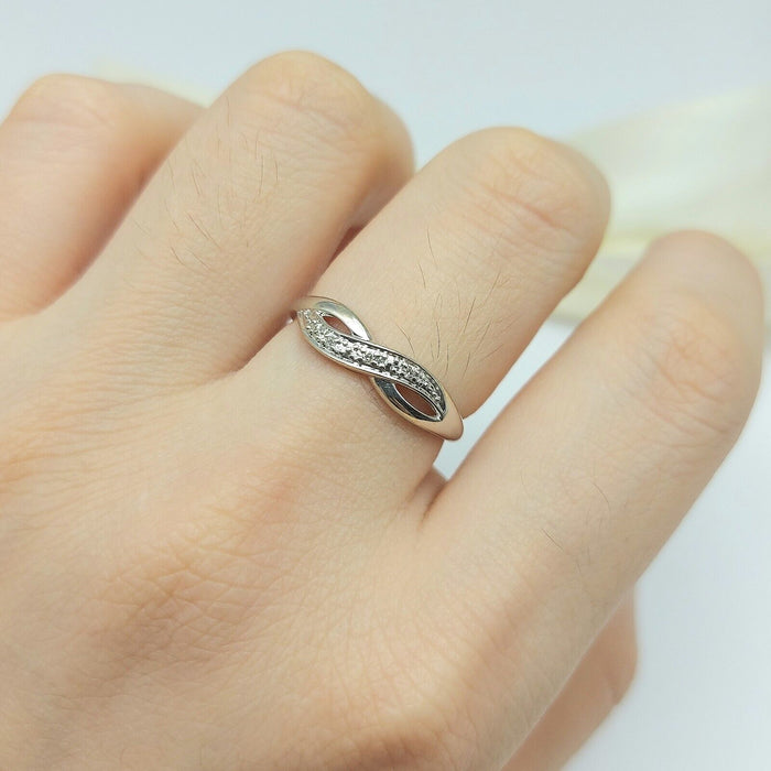 Ladies White Gold 9ct (375,9k) Unique Infinity Style Natural Diamond Chips Ring