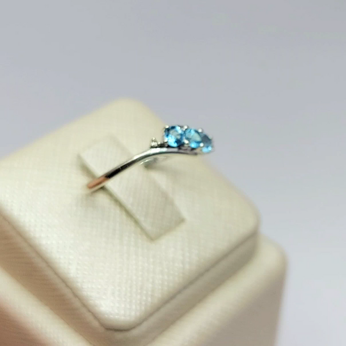Ladies White Gold 9ct (375,9k) Unique 3-Stone Topaz & Natural Diamond Chip Ring